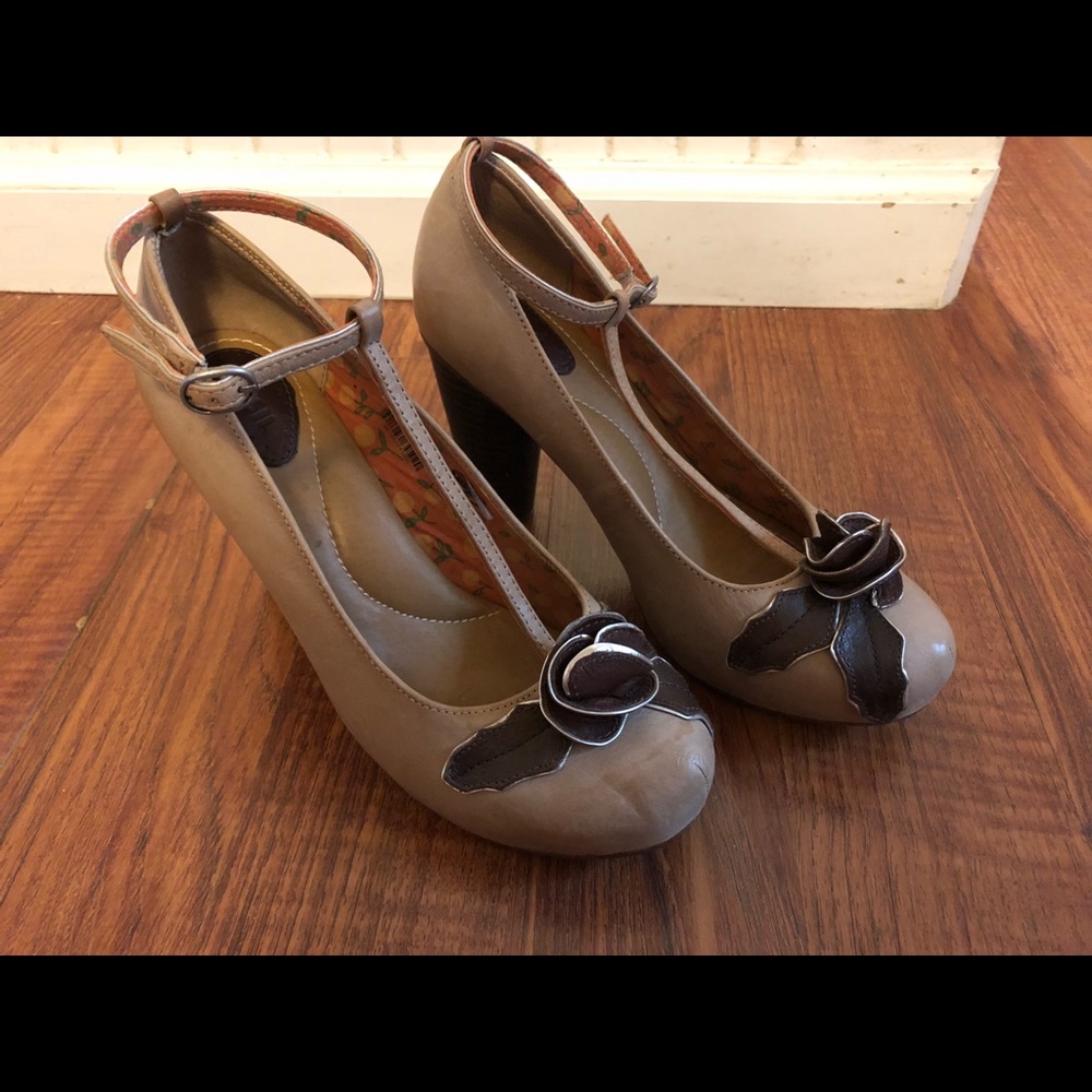 FOSSIL T-Strap pumps